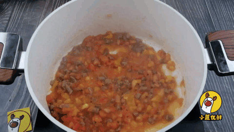 番茄牛肉烩饭,酸甜软糯有营养的宝贝生鲜。「小鹿优鲜」,加入适量水焖煮。