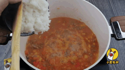 番茄牛肉烩饭,酸甜软糯有营养的宝贝生鲜。「小鹿优鲜」,倒入米饭,搅拌均匀。