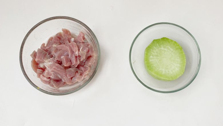 1岁➕宝宝辅食:好吃的牛肉饺子,<a style='color:red;display:inline-block;' href='/shicai/ 216'>牛肉</a>切好,萝卜切50克