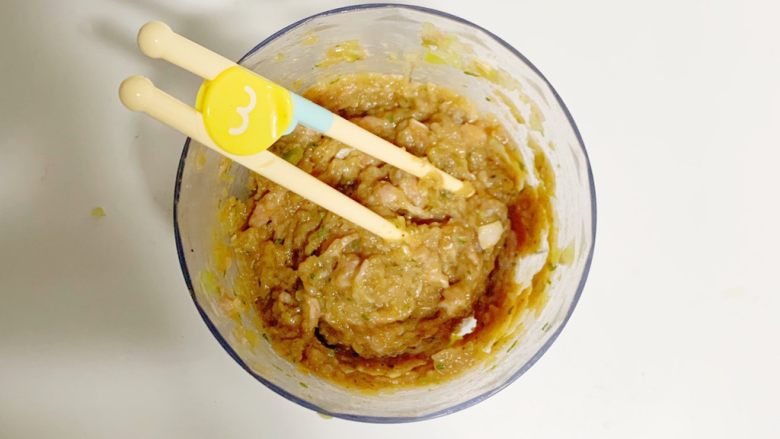 1岁➕宝宝辅食:好吃的牛肉饺子,搅拌均匀