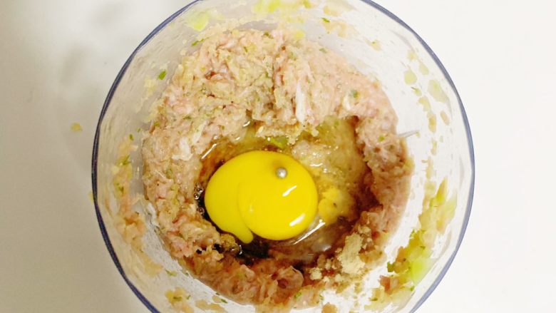 1岁➕宝宝辅食:好吃的牛肉饺子,打人一个鸡蛋,放适量的盐、酱油、自制宝宝味精(没有不放)再加点香菇粉,滴几滴香油。