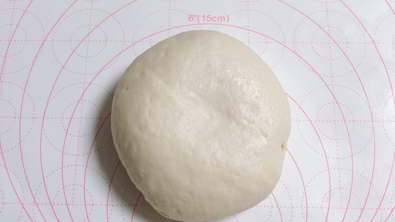 梅干菜烧饼,将面团揉成几个面团,取出其中一个,其余的用保鲜膜包起来,避免风干。