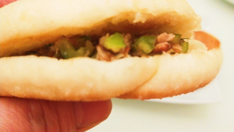腊汁肉夹馍,在把剁好的肉夹在饼中。