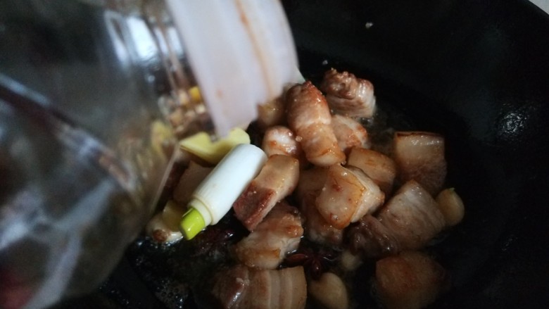 腊汁肉夹馍,倒入料酒,老抽,生抽,。