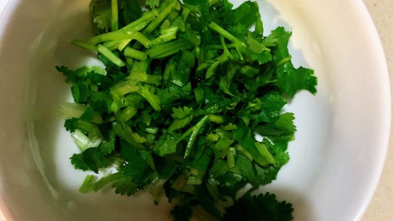 厨房小白也能做的一道美食—花蛤豆腐汤,<a style='color:red;display:inline-block;' href='/shicai/ 131'>香菜</a>切碎备用