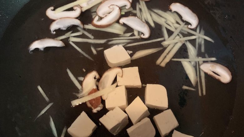 厨房小白也能做的一道美食—花蛤豆腐汤,锅中加水放入姜丝,香菇和豆腐,喜欢吃花椒的可以再加几粒<a style='color:red;display:inline-block;' href='/shicai/ 134659'>花椒粒</a>,大火煮开,小火煮十分钟。