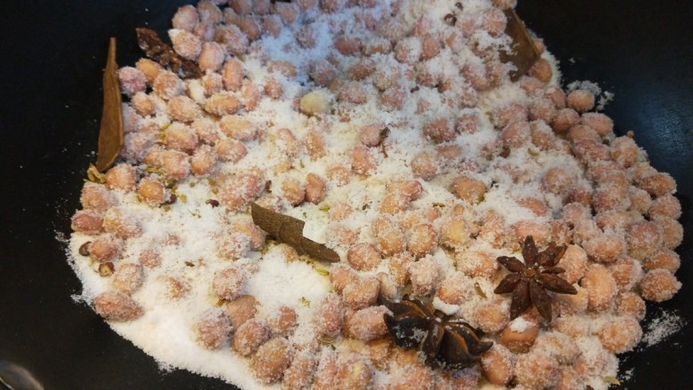 盐焗花生米,花生米会沾上盐面,不用去管,不段翻炒。