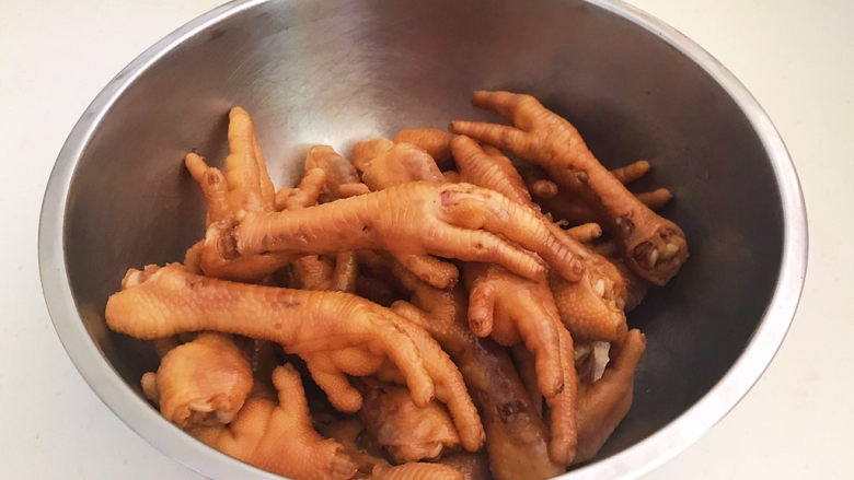 香辣卤鸡爪,把卤好的香辣鸡爪捞出来,晾凉后的鸡爪口感更棒~