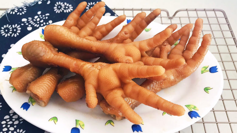 香辣卤鸡爪,香辣卤鸡爪风味独特,这是一道可以当零食吃的菜品~
