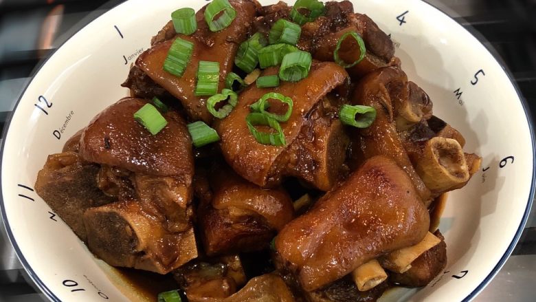 满满骨胶原的"红烧猪蹄",~满满的骨胶原美食呈现眼前啦!