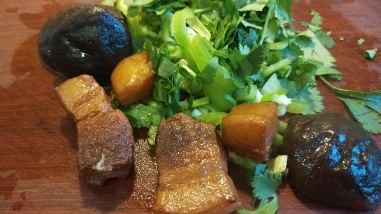腊汁肉夹馍,五花肉,香菇。