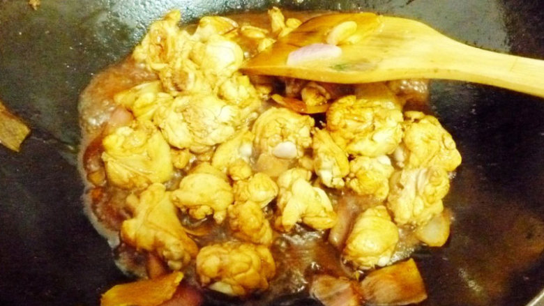 简单好做的大盘鸡,牢记这几步,鲜香可口 , 加料酒、生抽、老抽翻炒均匀