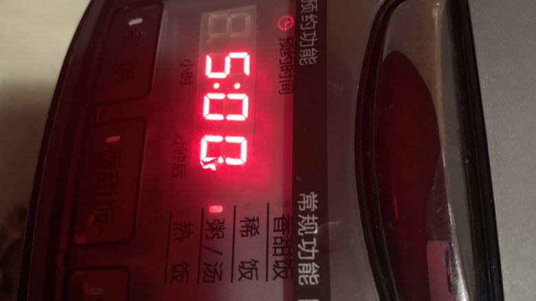 美容驻颜汤-银耳苹果汤,放入电饭锅中,根据早起的时间预约好