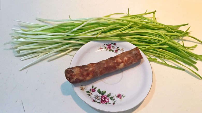 蒜苗炒腊肠,准备食材:<a style='color:red;display:inline-block;' href='/shicai/ 3349'>蒜苗</a>和腊肠