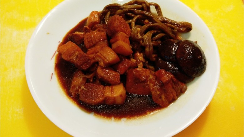 干豆角红烧肉,<a style='color:red;display:inline-block;' href='/shicai/ 6246'>干豆角</a>红烧肉。