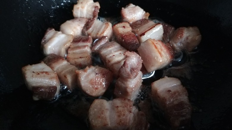 干豆角红烧肉,炒冰糖的时候要小火,以免过火会苦。