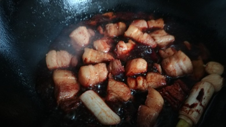 干豆角红烧肉,倒入老抽,自然鲜。
