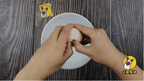 12个月宝贝生鲜牛肉南瓜饼,香甜软糯味道好,补铁补蛋白营养高!「小鹿优鲜」,取一个大碗,打一个<a style='color:red;display:inline-block;' href='/shicai/ 9'>鸡蛋</a>。