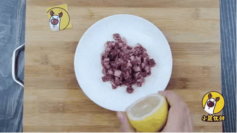 12个月宝贝生鲜牛肉南瓜饼,香甜软糯味道好,补铁补蛋白营养高!「小鹿优鲜」,挤适量柠檬汁(可用姜片代替)腌制牛肉粒,去腥。