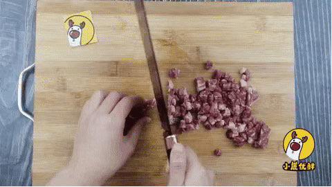 12个月宝贝生鲜牛肉南瓜饼,香甜软糯味道好,补铁补蛋白营养高!「小鹿优鲜」,牛肉切成小粒。