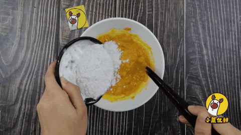 12个月宝贝生鲜牛肉南瓜饼,香甜软糯味道好,补铁补蛋白营养高!「小鹿优鲜」,倒入适量<a style='color:red;display:inline-block;' href='/shicai/ 519'>面粉</a>搅成糊。