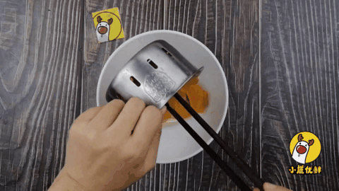 12个月宝贝生鲜牛肉南瓜饼,香甜软糯味道好,补铁补蛋白营养高!「小鹿优鲜」,倒入蒸熟的南瓜搅拌。