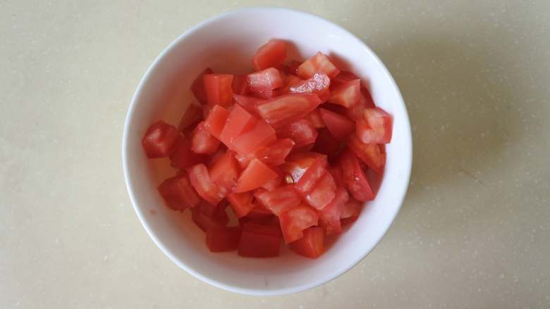 杂蔬焗饭,欧芹切末,西红柿去籽把果肉切粒