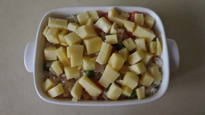 杂蔬焗饭,盛入烤碗内,铺一层马苏