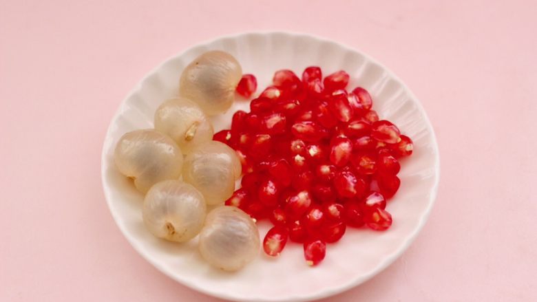 桂圆什锦水果花茶热饮,<a style='color:red;display:inline-block;' href='/shicai/ 593'>桂圆</a>去皮剥出果肉洗净，<a style='color:red;display:inline-block;' href='/shicai/ 642'>石榴</a>去皮剥出<a style='color:red;display:inline-block;' href='/shicai/ 642'>石榴</a>仁洗净备用。