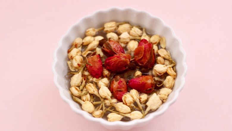 桂圆什锦水果花茶热饮,把<a style='color:red;display:inline-block;' href='/shicai/ 448'>玫瑰花</a>和茉莉花冲洗干净后,浸泡10分钟。