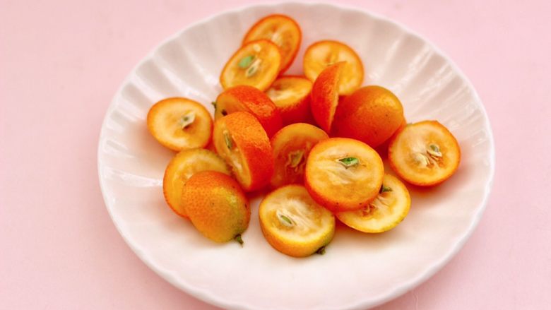 桂圆什锦水果花茶热饮,把<a style='color:red;display:inline-block;' href='/shicai/ 2057'>金桔</a>用清水清洗干净后,用刀切成薄片。
