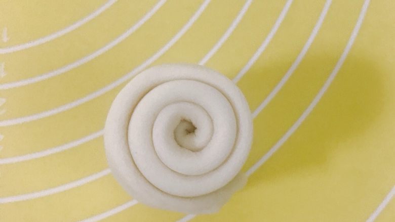 腊汁肉夹馍,像做土司一样把每份面团擀长,然后卷起来