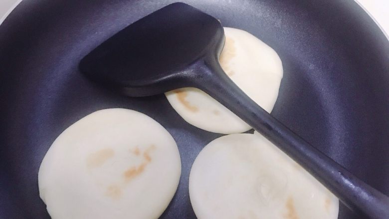 腊汁肉夹馍,平底锅不下油小火放入面饼,把两面烙出花纹。大概每面一两分钟的样子。然后放入烤箱烤制面饼略鼓起来。170度大概5~10分钟的样子。