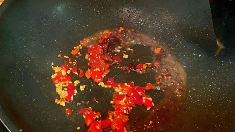 天然消炎,清热解毒的美食-凉拌折耳根,锅中熟油加入半勺剁椒,豆瓣酱,一点蒜末和小米椒,炒香
