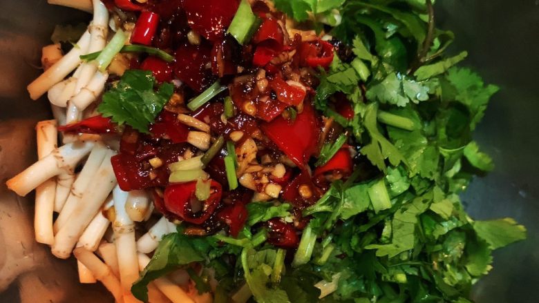 天然消炎,清热解毒的美食-凉拌折耳根,将酱汁和香菜加入清洗好后的鱼腥草中。