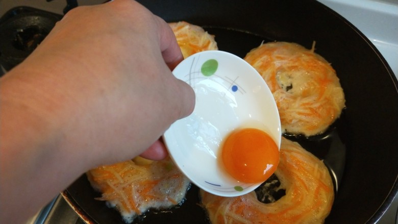 蛋黄派,中午用筷子搅一个洞,倒入蛋黄。