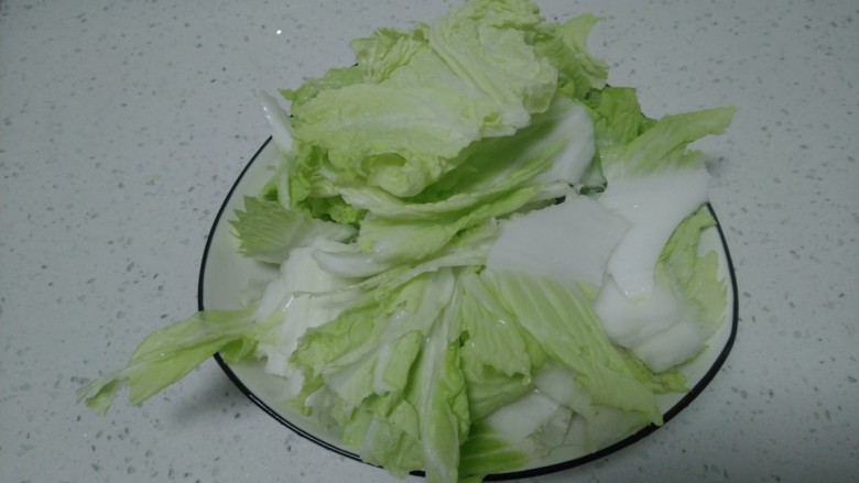 猪肉、白菜炖鲫鱼,<a style='color:red;display:inline-block;' href='/shicai/ 114'>白菜</a>洗净控干水分,用手撕成块