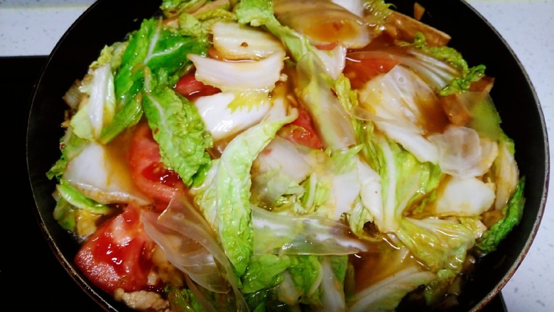 猪肉、白菜炖鲫鱼,翻炒均匀,放入<a style='color:red;display:inline-block;' href='/shicai/ 554'>粉皮</a>