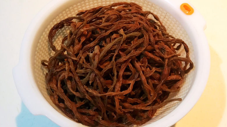 干豆角红烧肉,把泡发好的干豇豆捞出来,沥干水份