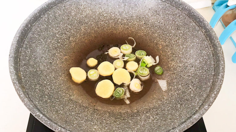 干豆角红烧肉,加入葱姜,炒出香味