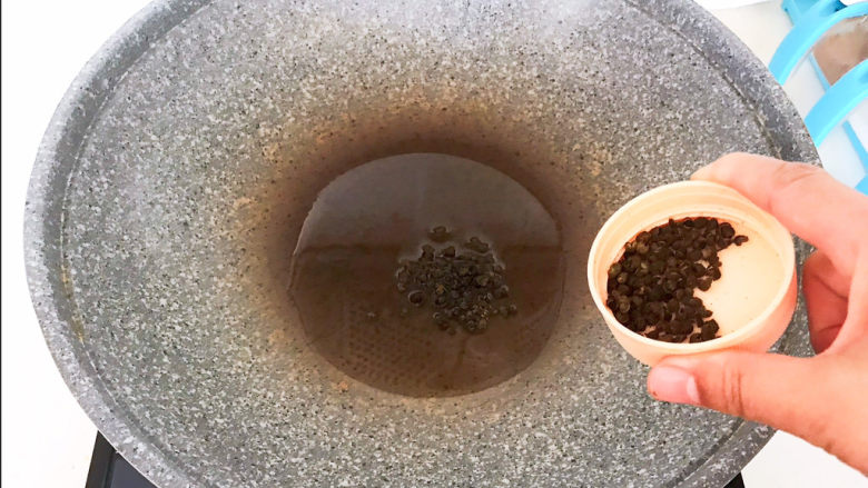 干豆角红烧肉,油烧热后加入<a style='color:red;display:inline-block;' href='/shicai/ 134659'>花椒粒</a>,炒出香味