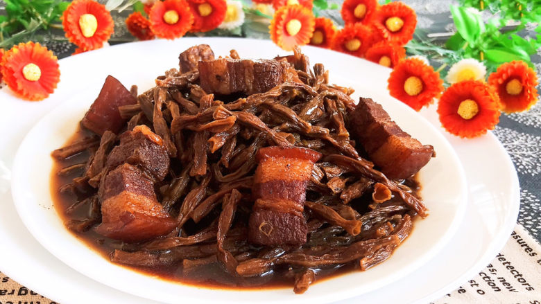 干豆角红烧肉,干豆角红烧肉香而不腻,风味独特~