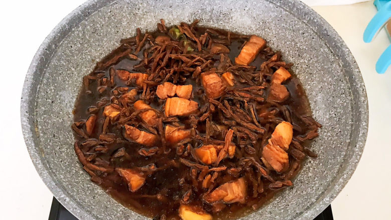 干豆角红烧肉,加入温水,水量与食材持平即可