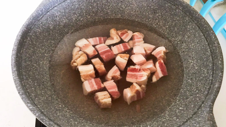 干豆角红烧肉,五花肉冷水下锅,水开后焯水3分钟
