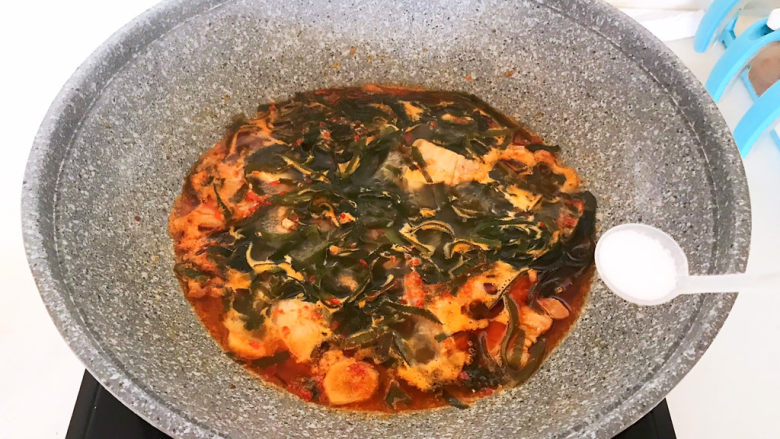 韩国海带汤,菜肉都熟了,加入精盐调味