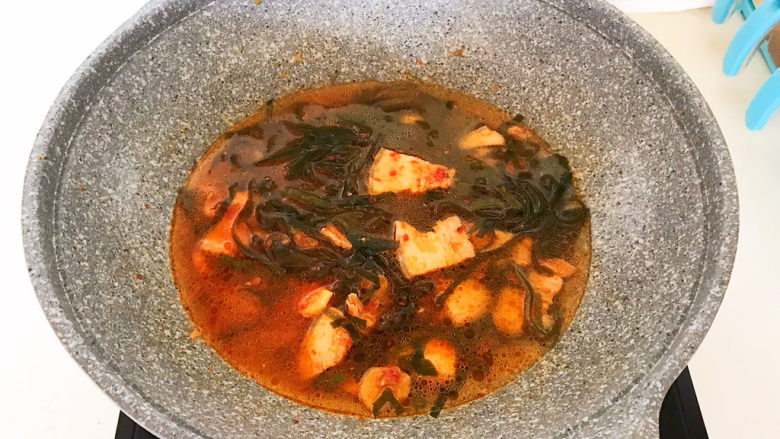 韩国海带汤,加入温水,水量没过食材,大火烧开后小火慢烧15分钟