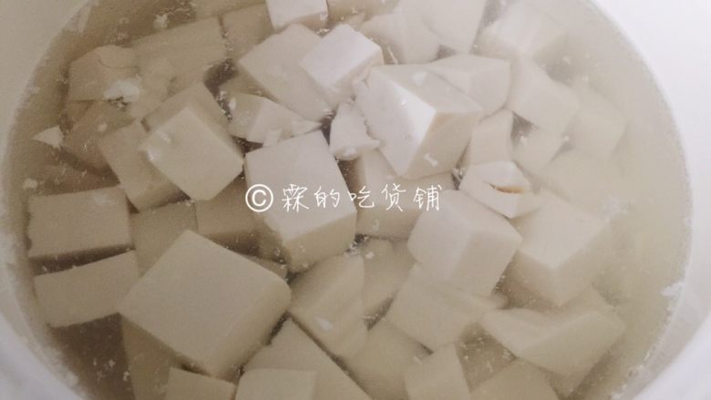 花蛤豆腐汤,开水里汆一下,去掉点豆腥味(不在意的就忽略。)