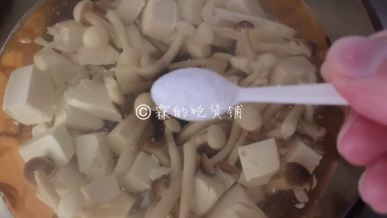 花蛤豆腐汤,快速的放盐。