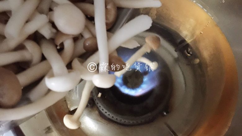 花蛤豆腐汤,汤锅里放适量水,把菇菇一起放进去。