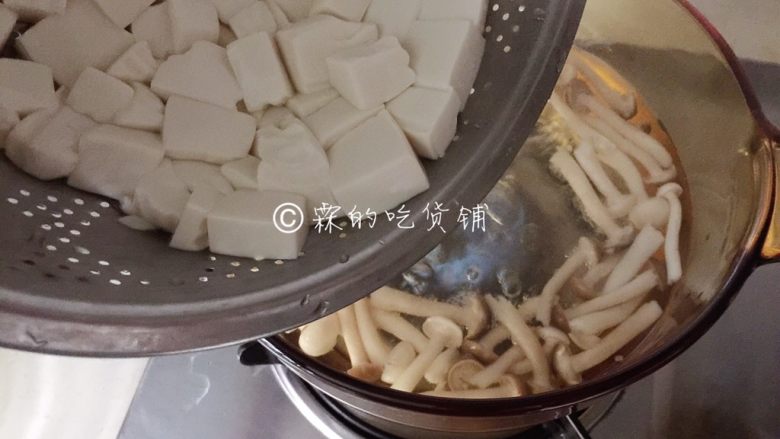 花蛤豆腐汤,煮开后,把汆过水的豆腐倒入。